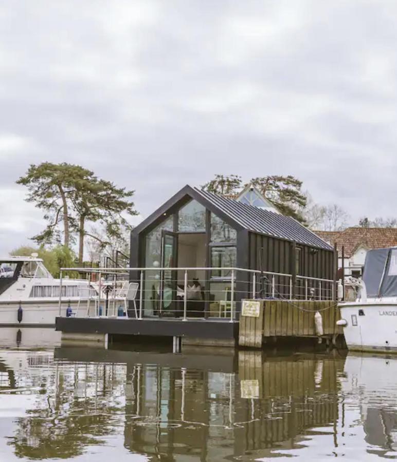 Water Cabin With Water Sports Equipment And Bikes, Bath บริสตอล ภายนอก รูปภาพ