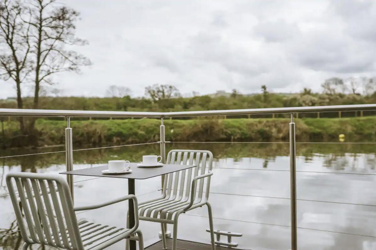 Water Cabin With Water Sports Equipment And Bikes, Bath บริสตอล ภายนอก รูปภาพ